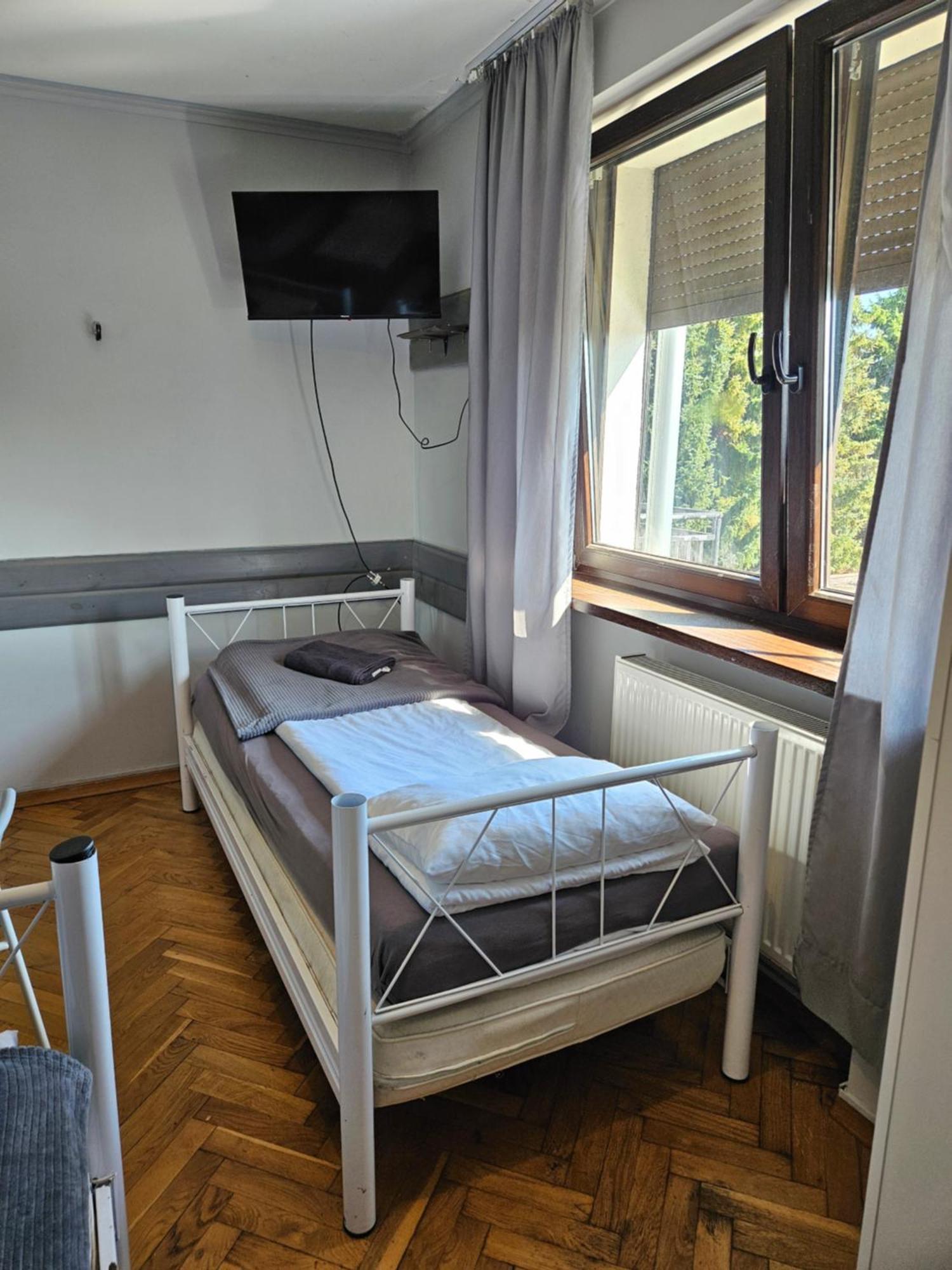 Pokoje Pracownicze Кімнати Для Працівників,Гуртожиток Swarzędz Buitenkant foto
